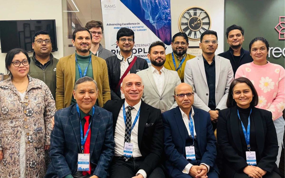 Dr Nuri Çelik with doctors at the 5th RIAMS International Rhinoplasty Course